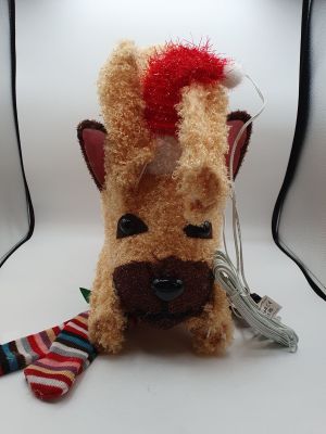 un chien en peluche avec un bonnet rouge et une cravate rayée