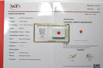 Un grenat grossulaire "hessonite", facetté rond, d'un poids …