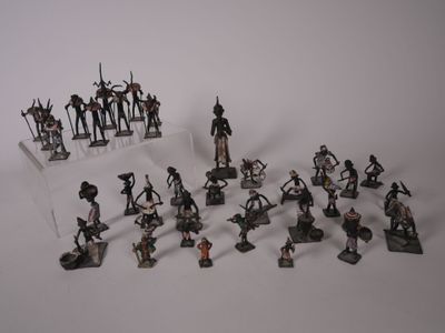 de nombreuses figurines de différents types et tailles sur la table
