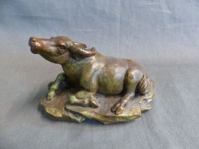 Bufle d'Asie couché petit sujet en bronze colonial, vers 192…