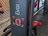a gym machine that is in the middle of the room