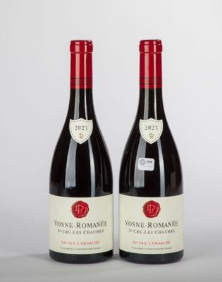 deux bouteilles de vin sont posées côte à côte sur une table