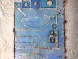 une photo d'une porte bleue sur laquelle est représenté un poisson
