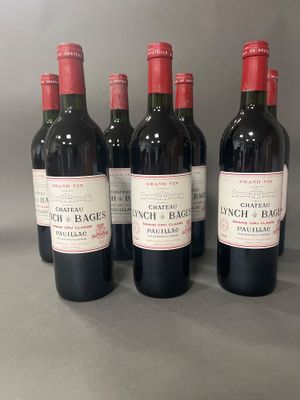six bouteilles de vin sont alignées sur une table