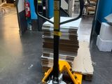 une photo d'un chariot sur lequel est empilée une pile de livres
