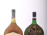 deux bouteilles d'alcool posées l'une à côté de l'autre sur une surface blanche