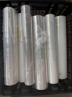 de nombreux rouleaux de plastique emballés dans une caisse