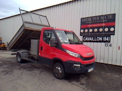 un camion rouge garé devant un bâtiment
