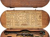 une vieille boîte en bois contenant une horloge