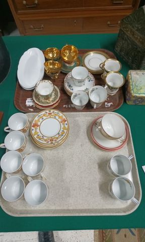 Lot de 2 plateaux de tasses et sous tasses dépareillées en porcel...