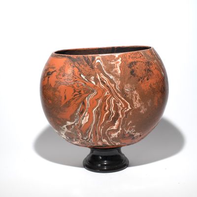 une image d'un vase sur fond blanc