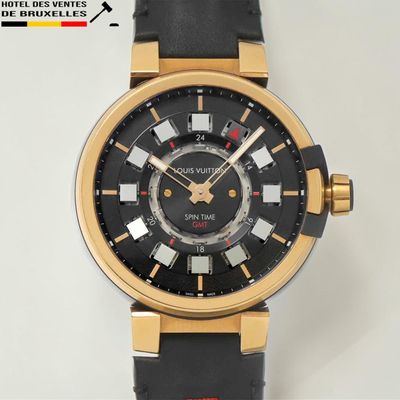 une montre noire et dorée avec un bracelet en cuir noir