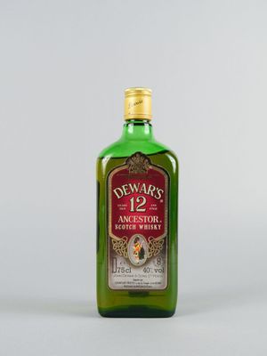 une bouteille de whisky posée sur une surface blanche