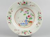 l'image d'une assiette sur laquelle figurent un oiseau et des fleurs