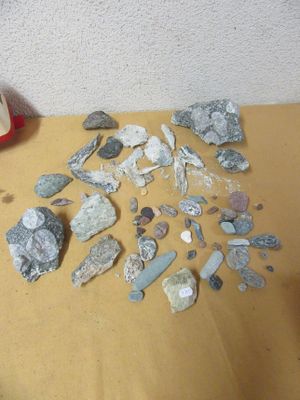 un tas de cailloux sur une table, à côté d'une paire de ciseaux et d'une paire de ciseaux
