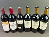six bouteilles de vin sont alignées sur une table