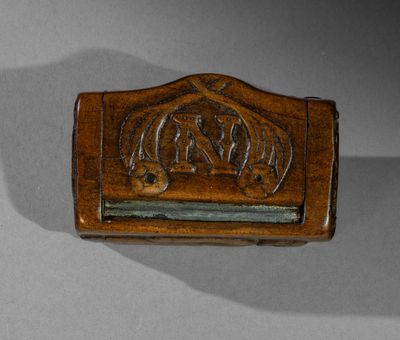 une image représentant une petite boîte en bois sur laquelle sont sculptés un homme et une femme