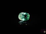 un gros plan d'une émeraude verte sur une surface noire