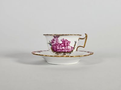 gros plan d'une tasse et d'une soucoupe sur une surface blanche