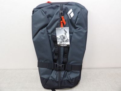 un sac à dos muni d'une étiquette, posé par terre