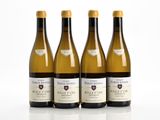 trois bouteilles de vin blanc posées les unes à côté des autres sur une table