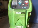 une machine verte qui se trouve dans un garage
