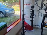 un vélo posé sur une béquille devant une fenêtre