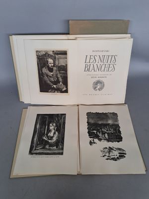 deux livres avec des photos de personnes assises sur un banc devant eux