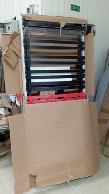 une pile de cartons et une chaise dans une pièce