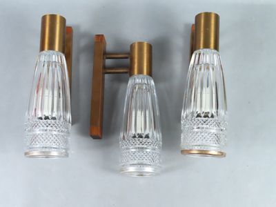 trois appliques murales en verre et laiton sur fond blanc
