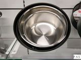 casseroles et poêles en acier inoxydable exposées dans un magasin