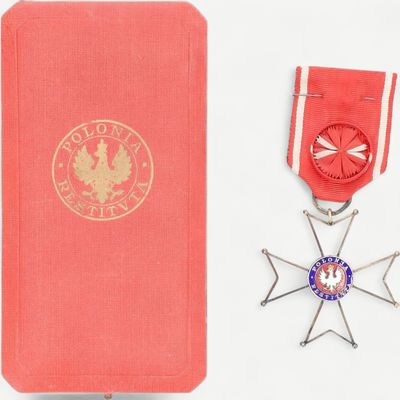 une image représentant un livre rouge orné d'une médaille et d'un étui rouge