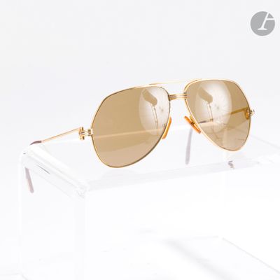 une paire de lunettes de soleil posée sur une boîte transparente