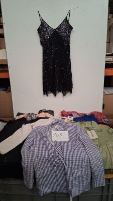 Lot de 27 pièces vêtements femme, modèles et différents colo…