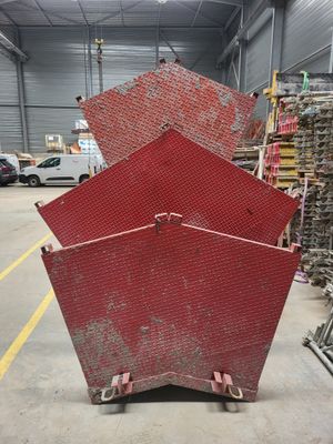 un gros morceau de métal rouge dans un entrepôt