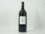 une bouteille de vin posée sur une table