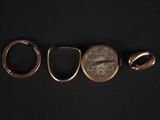 trois types de bagues différents et une montre sur un fond noir