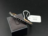 gros plan d'une paire de boucles d'oreilles sur une surface noire