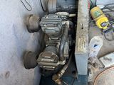un petit moteur posé dans un coin d'une pièce