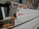 une image d'une machine qui travaille sur un morceau de bois