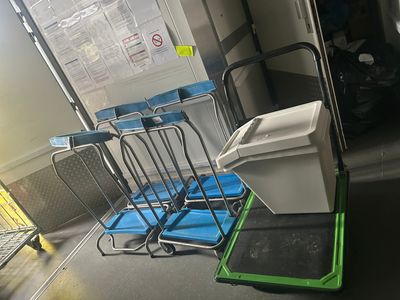 Plusieurs chariots à bagages sont alignés dans le couloir d'un train