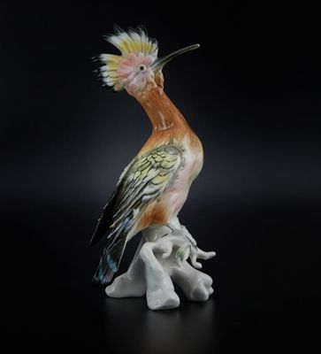 un oiseau perché sur une branche d'arbre