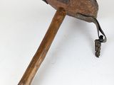 un petit objet en bois posé sur une surface blanche