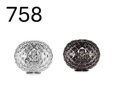 trois tailles différentes de boules en verre sur lesquelles sont inscrits des chiffres