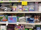 de nombreuses caisses de fournitures sur les rayons du magasin