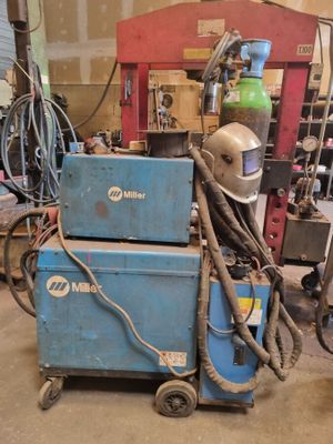 une machine qui se trouve dans un garage rempli d'outils