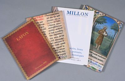 trois livres sont posés l'un à côté de l'autre sur une table