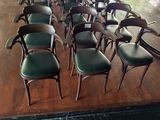 de nombreuses chaises alignées en rang sur le sol