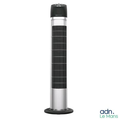 un gros plan d'un ventilateur sur pied sur fond blanc