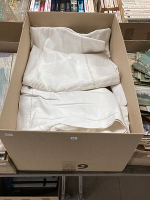 une boîte remplie de livres posée sur une table dans une pièce